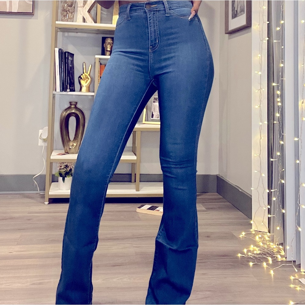 Tall flare jeans. Super high waisted. Gives 70’s vibes 😎. Never worn.